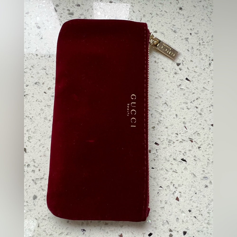 GUCCI Beauty cosmetic clutch.